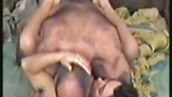 Osupljiva vroča babe Jayden Cole masturbira svojo vročo tesno muco pred kamero