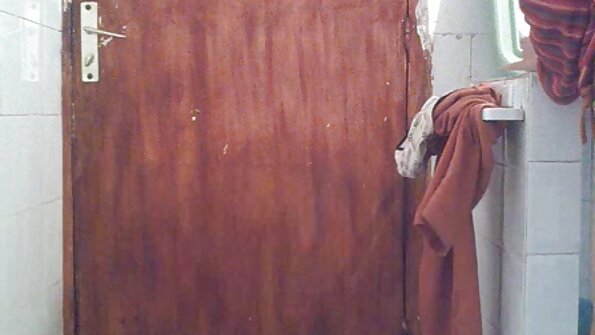 Halia Hill strecthing tesno muco preko ogromnega tiča, ki zaletava globoko v notranjost
