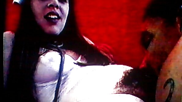 Alisa Kiss drgne svojo mokro muco z gumijasto raco